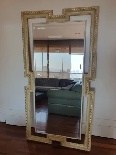 Espelho decorativo de alto padrão com moldura entalhada em madeira
