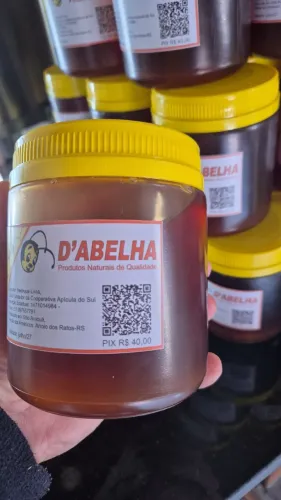 Mel de eucalipto em baldes para revenda