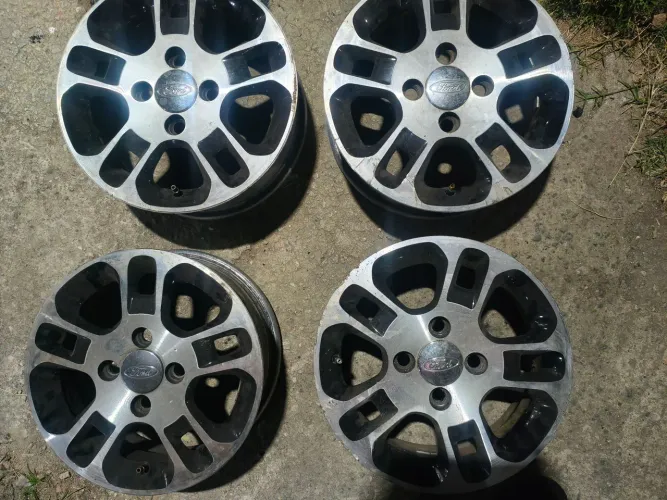 Jogo de rodas liga leve aro 14 furação 4×108 originais Ford Fiesta. Diamantada