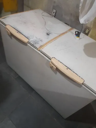 Um frezer 2 tampas original so po o gás vendi