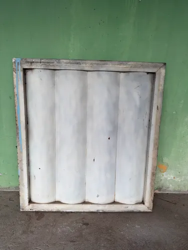 Janela de ferro medindo 0,79 x 0,87