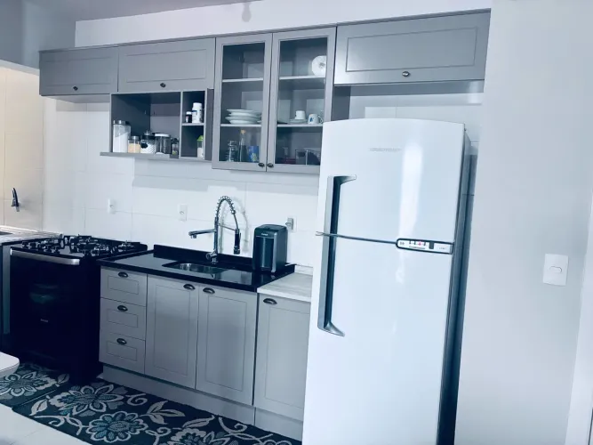 Cozinha com tampo de granito e cuba mais armário lavanderia com tampo de inox