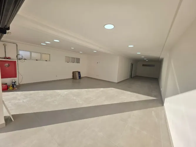 Salão Comercial para Locação em Várzea Paulista, Vila Popular, 2 banheiros, 3 vagas