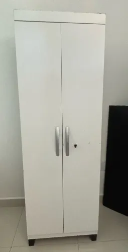 Multiuso com chave duas portas seis divisórias