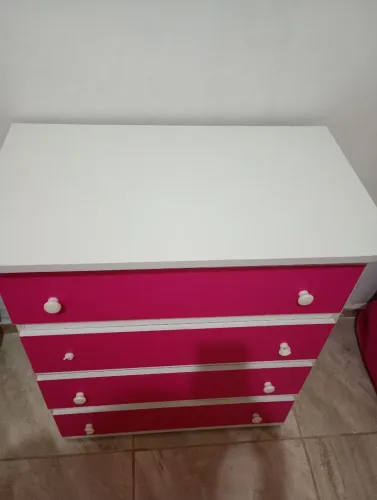 Cômoda rosa e branco
