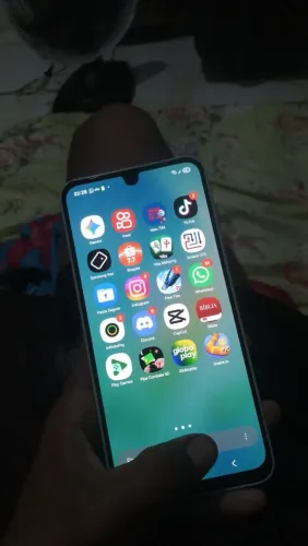 Top ele ele só tá colocando uns trinco na tela mais não enterfere em nada mn ele tá top