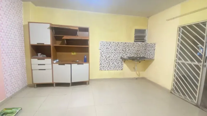 ALUGO KITNET COM OU SEM MOBÍLIA 1000