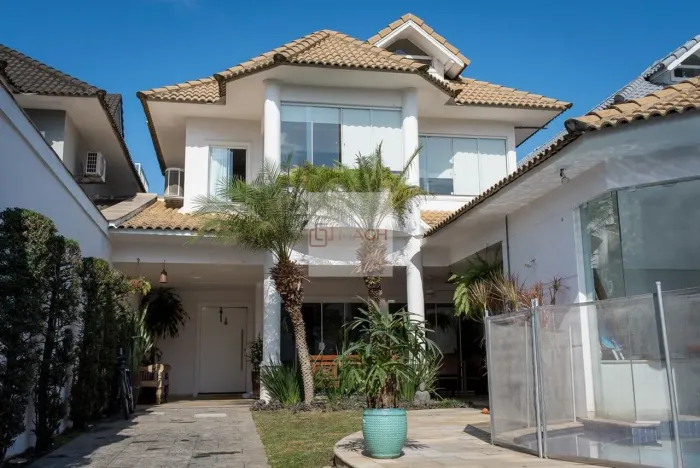 Casa mobiliada na Barra da Tijuca com 4 quartos, piscina e placas solares