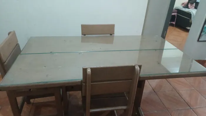 Mesa de madeira com 6 cadeiras