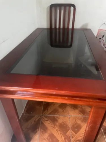 Mesa de estar/jantar de madeira retangular com 4 cadeiras.