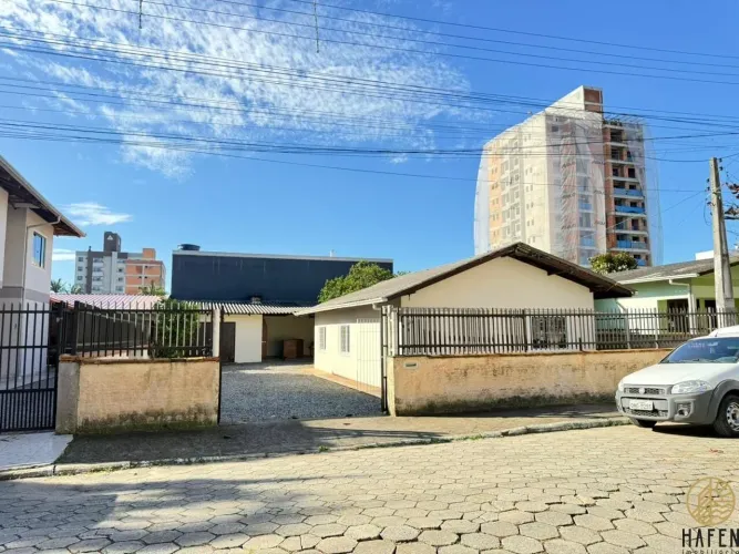 Casa no Centro de Navegantes aproximadamente 100 metros do mar