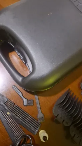 Máquina de cortar cabelos e acessórios