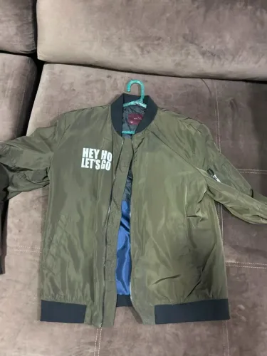 Jaqueta Zara Bomber GG verde edição especial RAMONES