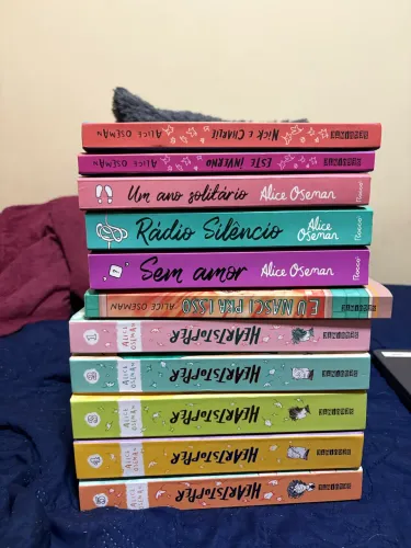 Heartstopp e outros livros da Alice Oseman