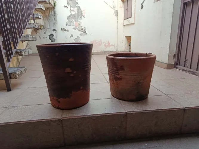 2 vasos de argila com diâmetro de 40 cm e altura de 40 e 50 cm