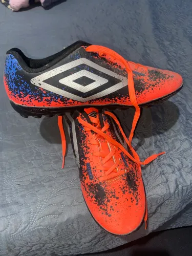 Vende-se Chuteira da umbro society n°39  