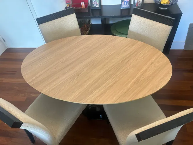 Mesa oval estilo Saarinen