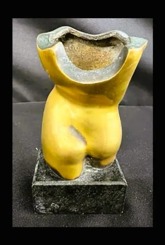 Antiga Escultura de bronze representando dorso e busto feminino com base de pedra
