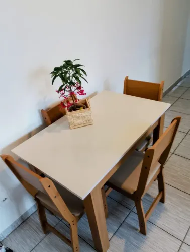 Jogo Mesa de Jantar com 4 cadeiras, nova, montada há menos de 3 semanas