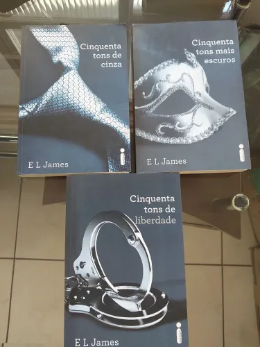 3 livros de "E L James" Cinquenta Tons.. de cinza, ... mais escuros... de liberdade