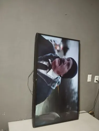 Televisão de 49 LG com problema na tela é para retirar de pé