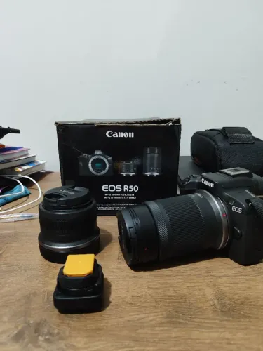 Kit Canon R50 com lente RF-s 18-45mm e RF-s 55-210