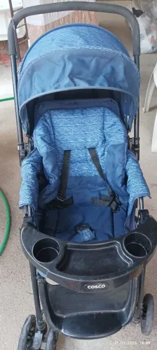 Carrinho com bebe conforto Cosco