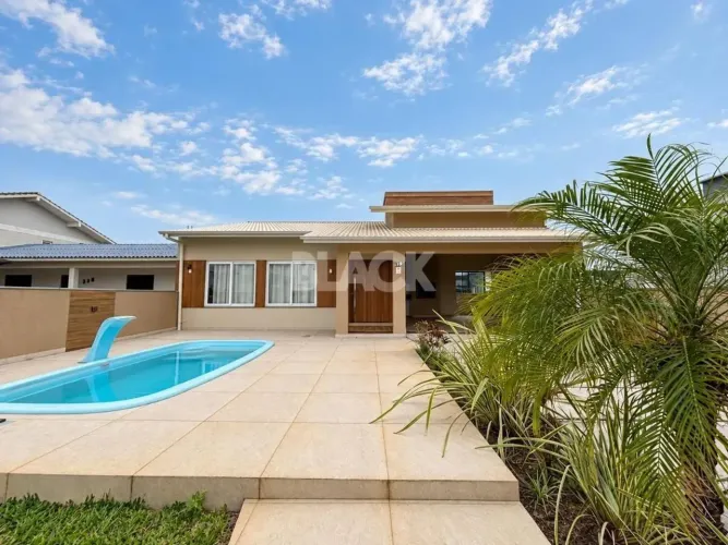 Casa com piscina na Bella Torres