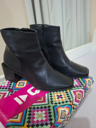 Bota feminina preta com salto bloco, super confortável e estilosa.?