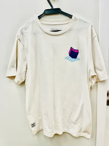 Duas camisetas marca de Whisky