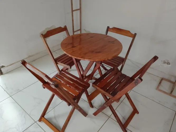 Conjunto de mesa e cadeiras dobráveis