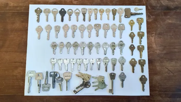 Lote com 73 chaves antigas vintage em metal e latão ? coleção/decoração/artesanato