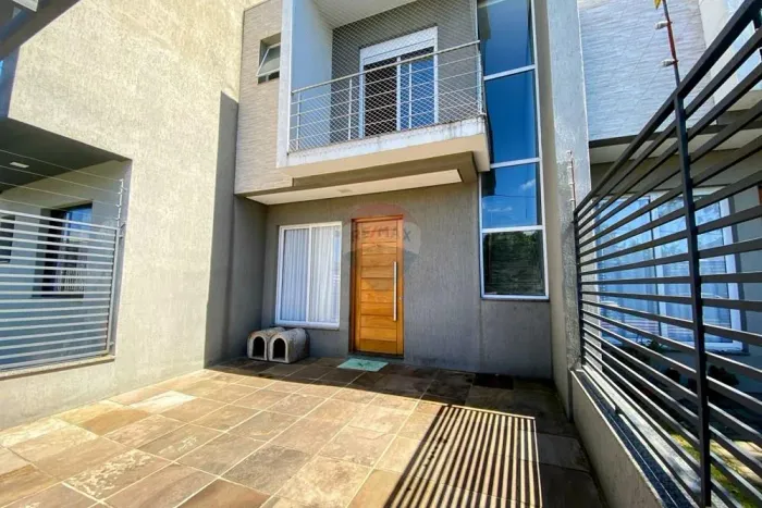 Sobrado com suíte, sacada, piscina e energia solar à venda no Bairro Liberdade  Esteio