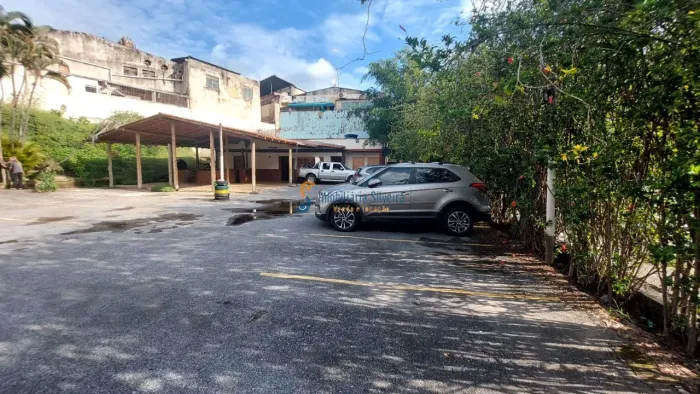 Alugo terreno de 808 m² , plano com parte coberta e restante descoberto no coração do Bair