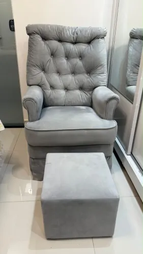 VENDO POLTRONA DE AMAMENTAÇÃO COM PUFF