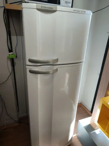 ? Geladeira Electrolux DC34 - 260 Litros