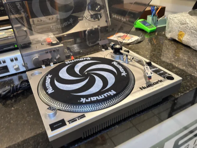 Toca Disco Belt-Drive Numark TT-1510 com tampa 