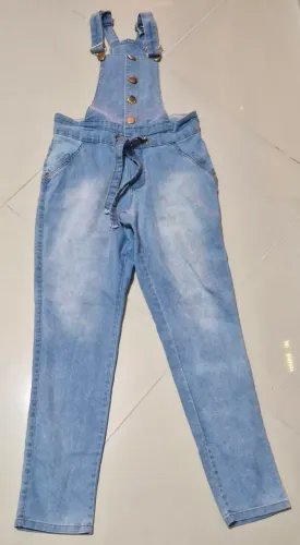 Jardineira jeans feminina