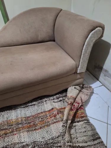 Sofa marron medindo 1,50x0,75
