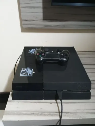Videogame PS4 com um controle, cabo USB e 8 jogos a mais.