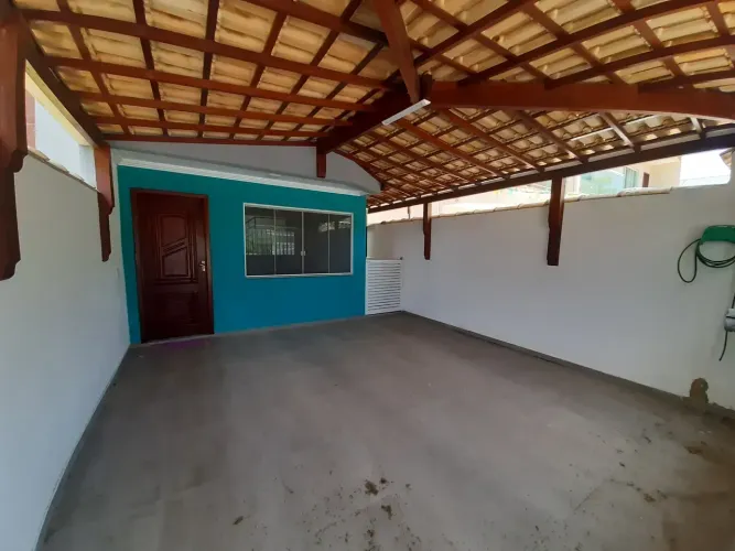 Vale das Palmeiras. Ótima casa duplex com 3 quartos(suíte), churrasqueira, Ótima localizaç