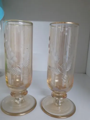 DUAS TAÇAS EM CRISTAL ESCULPIDAS. DÉCADA DE 1970.