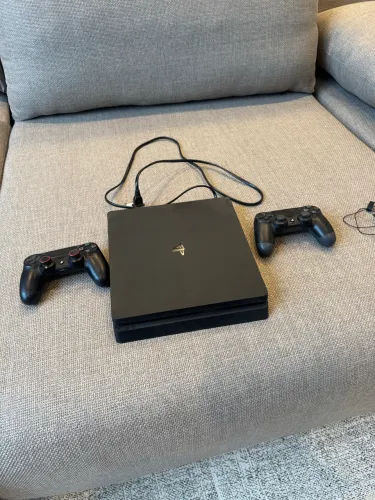 Playstation 4 Slim + 2 controles