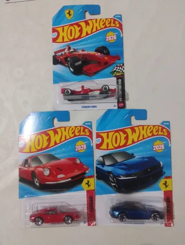 Carrinho Hot Wheels *Trio Ferrari: 12cilindri azul, F2004, e Dino* 2026 