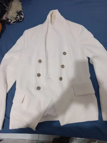 Blazer branco Le Lis Blanc, forrado, com botões na frente e nas mangas.