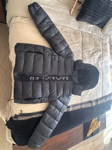 jaqueta puffer moncler preta tamanho M nunca usada com capuz removível zíper nos bolsos