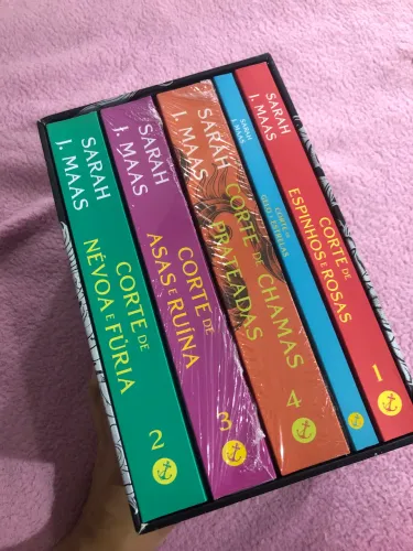BOX LIVROS - CORTE DE ESPINHOS E ROSAS