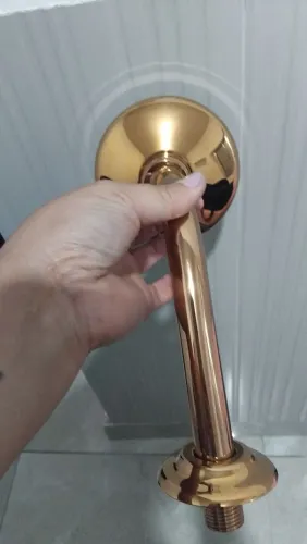 Chuveiro Deca Acqua Plus dourado sem desviador.