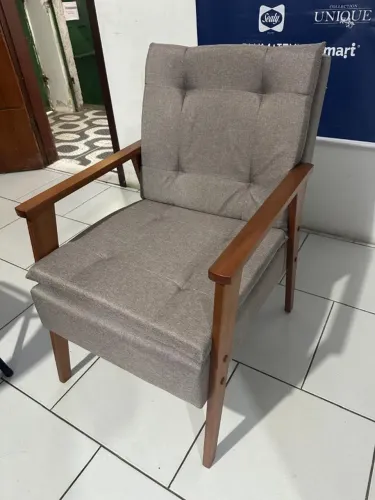Luxuosa Poltrona Decorativa de 1 Lugar - Tecido Linho Pés Em Madeira