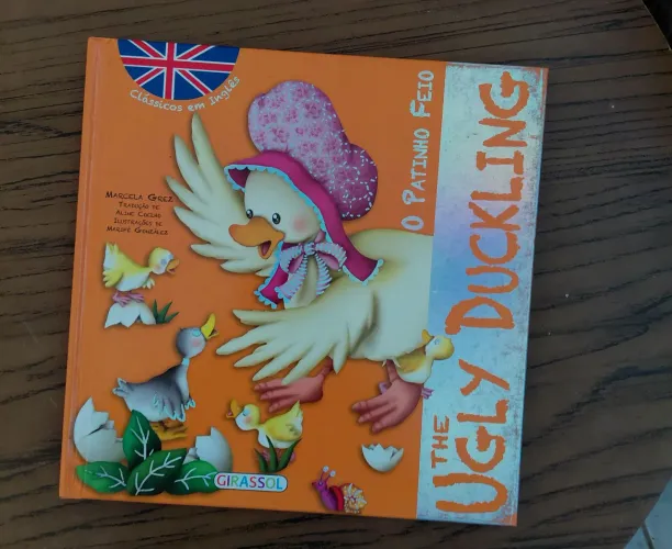Livro " The ugly duckling", clássicos em inglês 